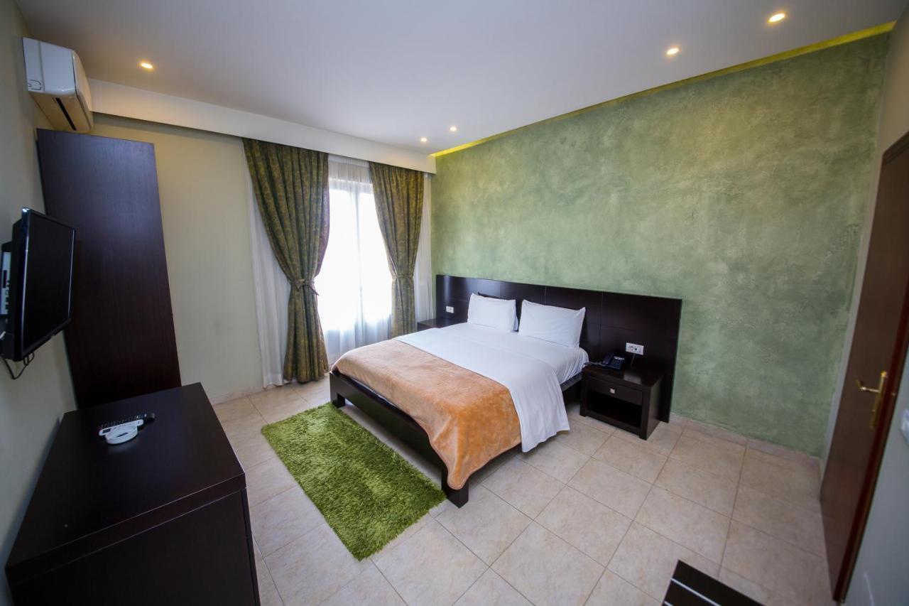 Hotel Denver Тирана Екстериор снимка