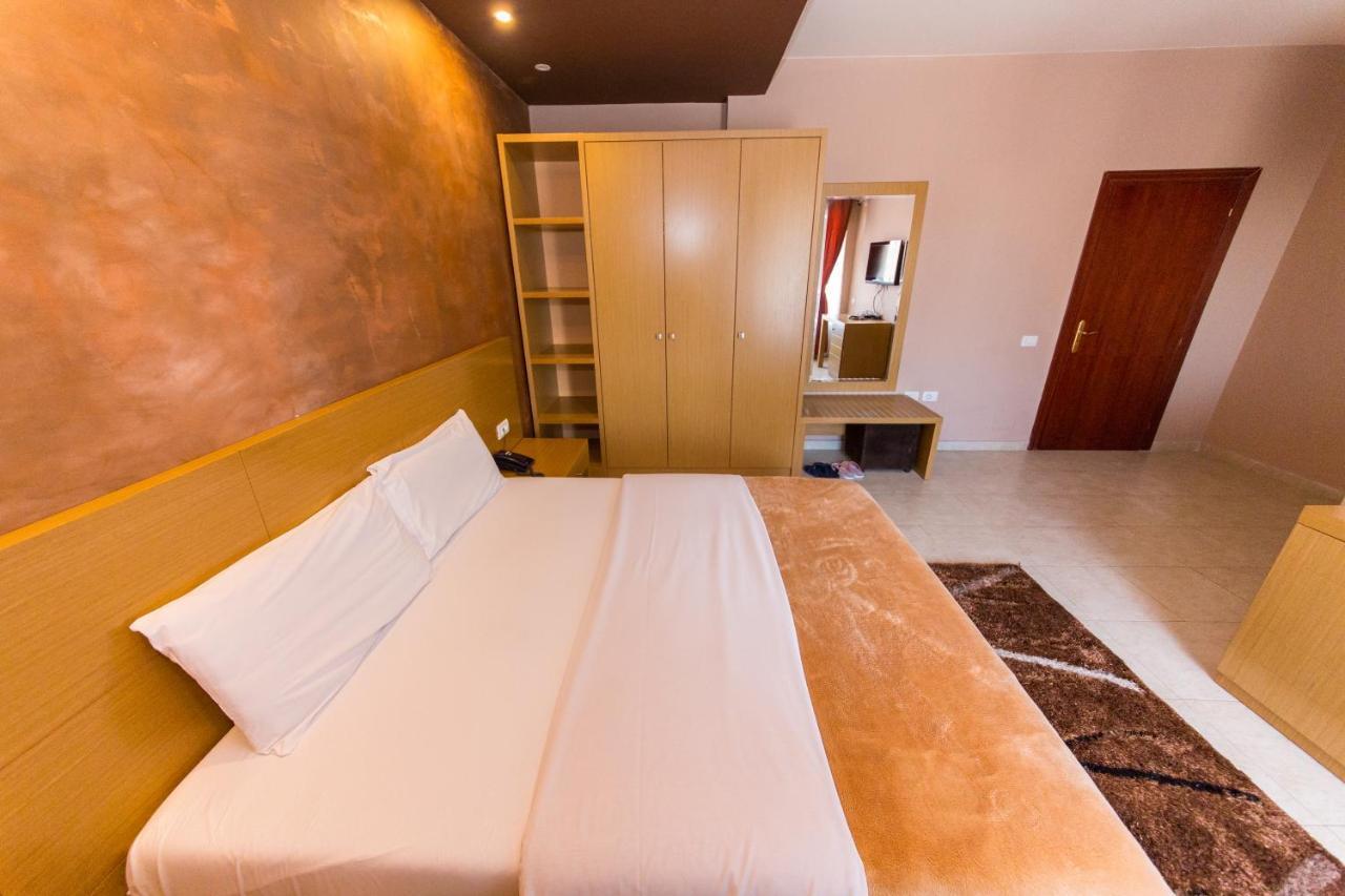 Hotel Denver Тирана Екстериор снимка