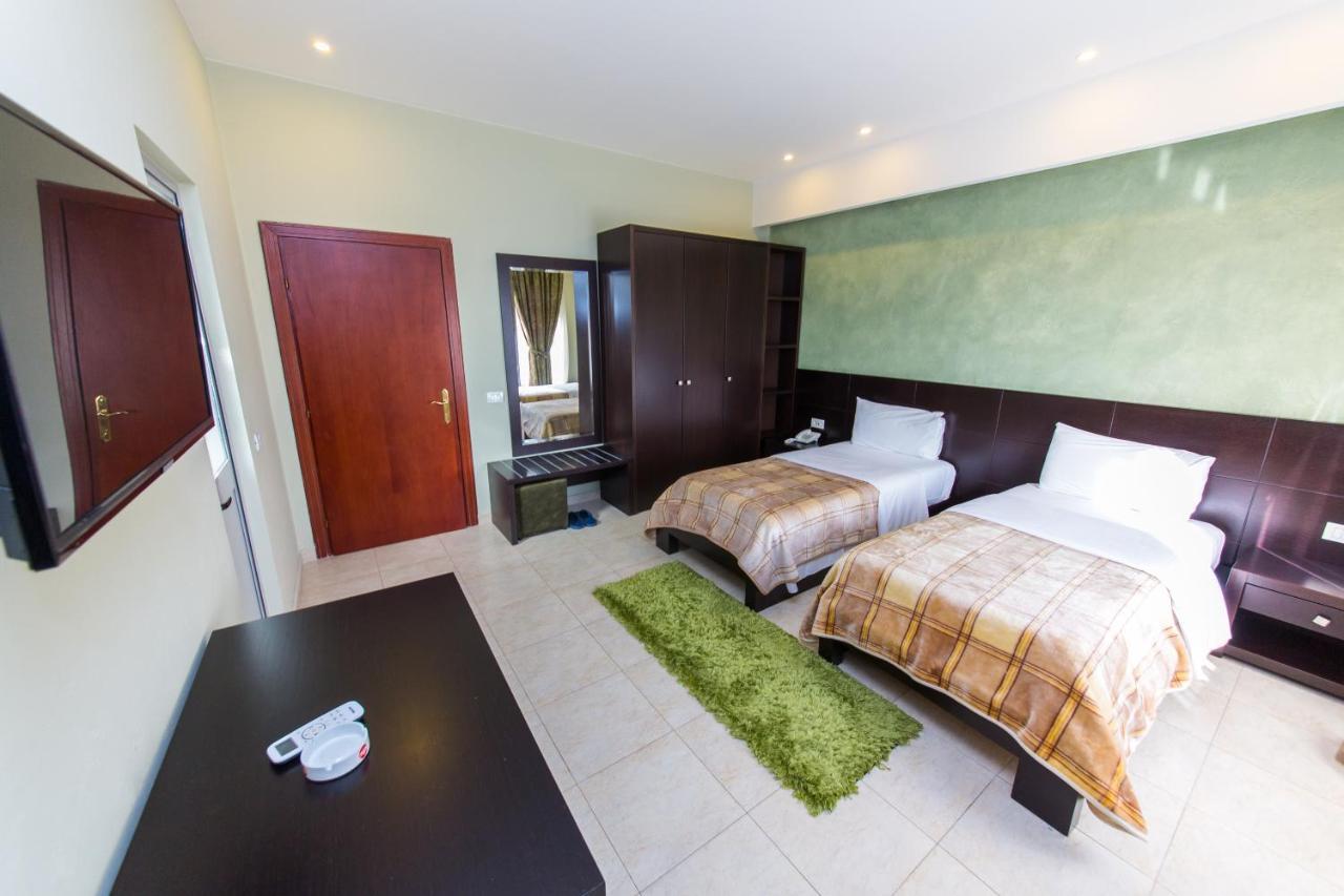 Hotel Denver Тирана Екстериор снимка