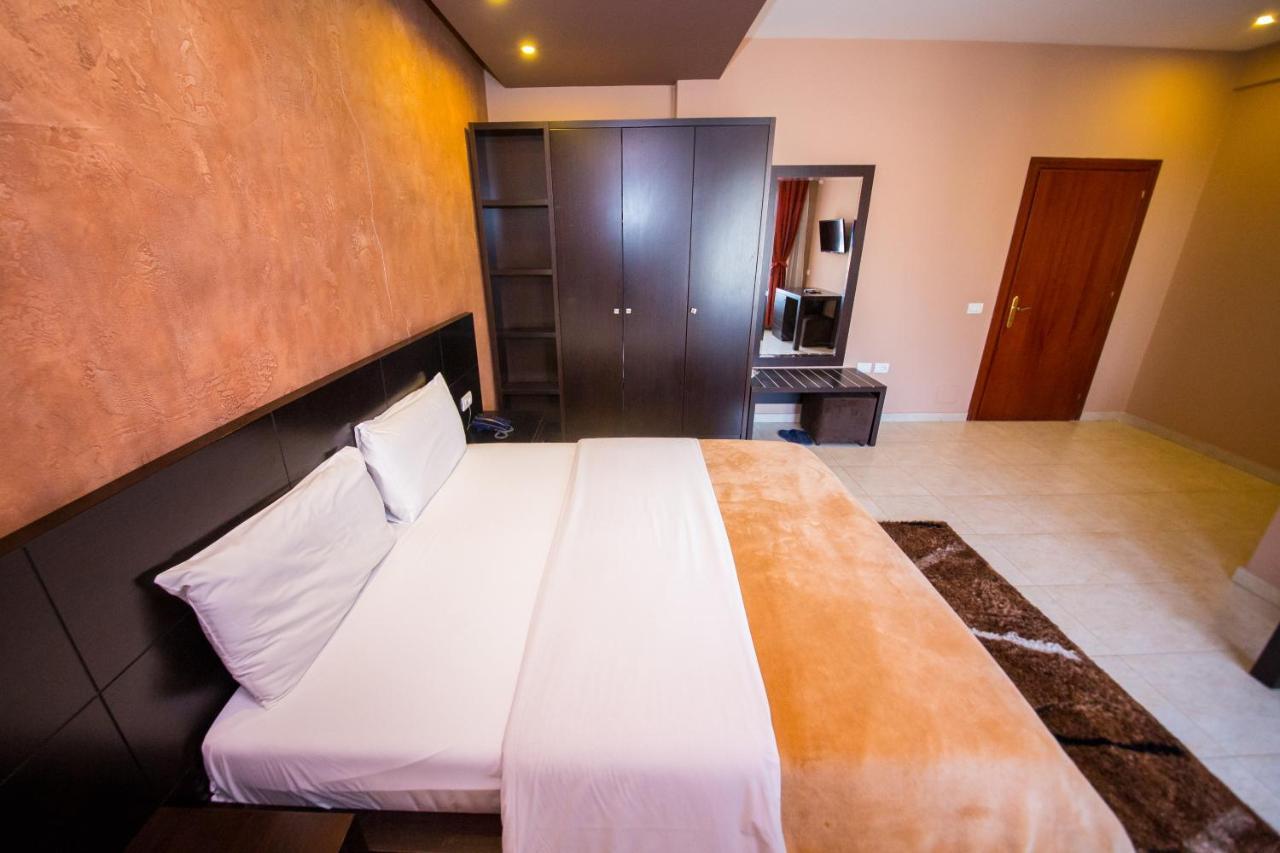 Hotel Denver Тирана Екстериор снимка