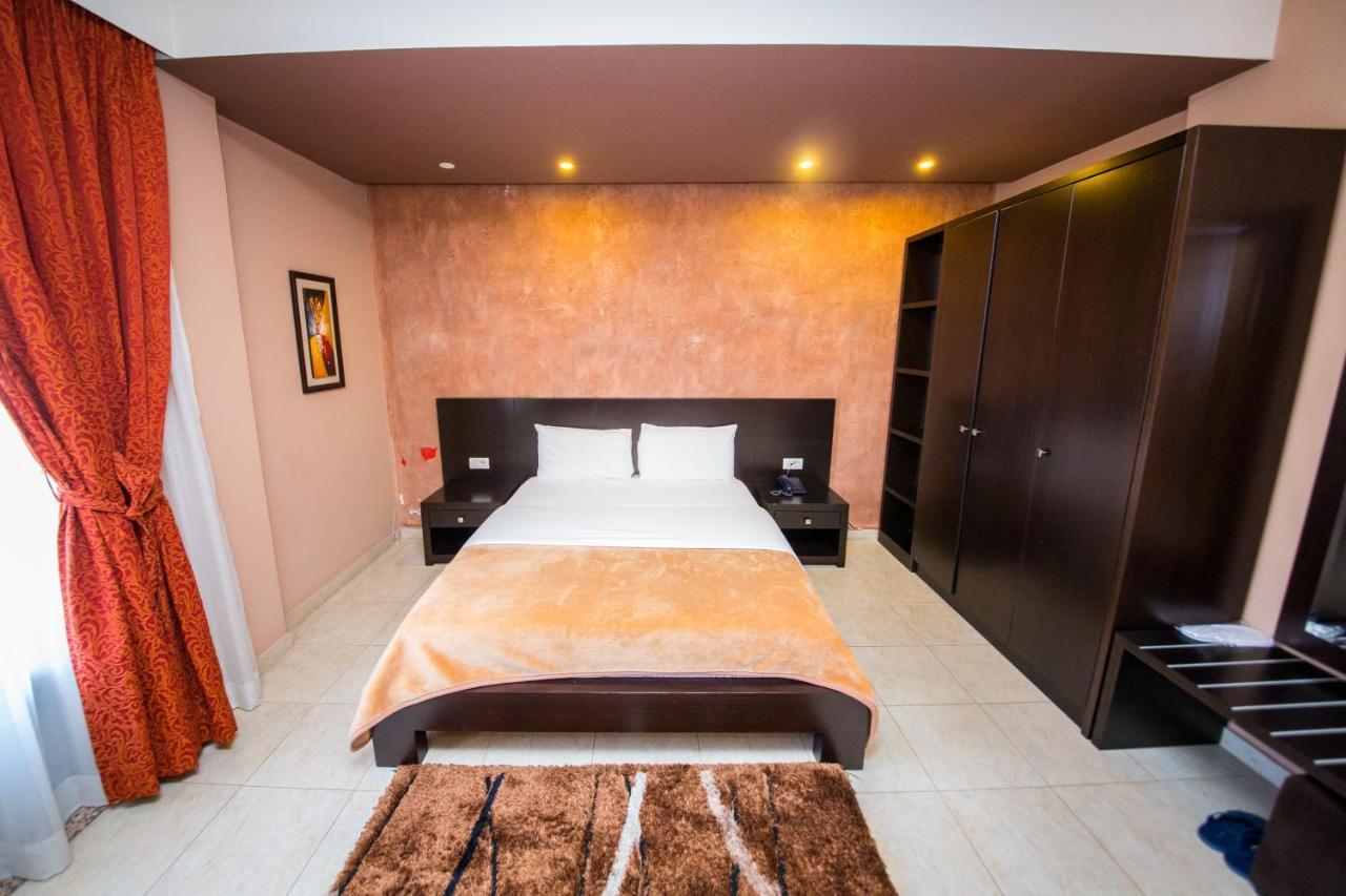 Hotel Denver Тирана Екстериор снимка